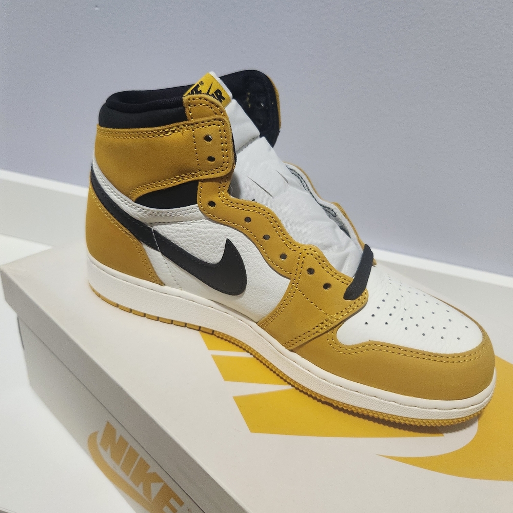 Nike Men's Yellow and White High-Top Sneakers
